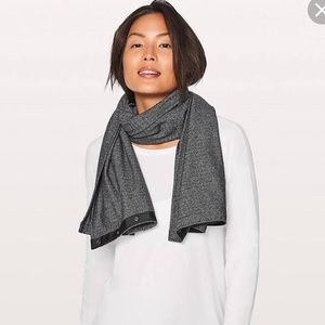 Lululemon Vinaysia scarf
